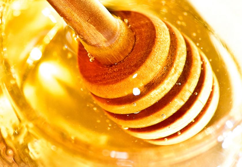 honey-background-wooden-dipper