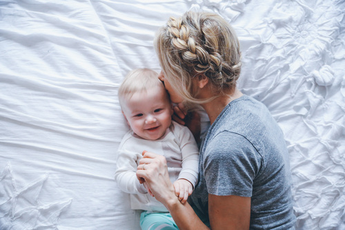 صور طفل مع امه - ليدي بيرد