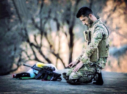 صور جندي يصلي
