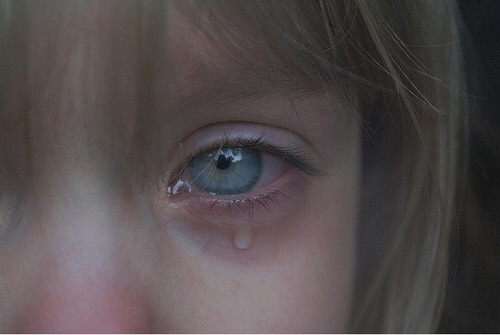 صور اطفال حزينة 12